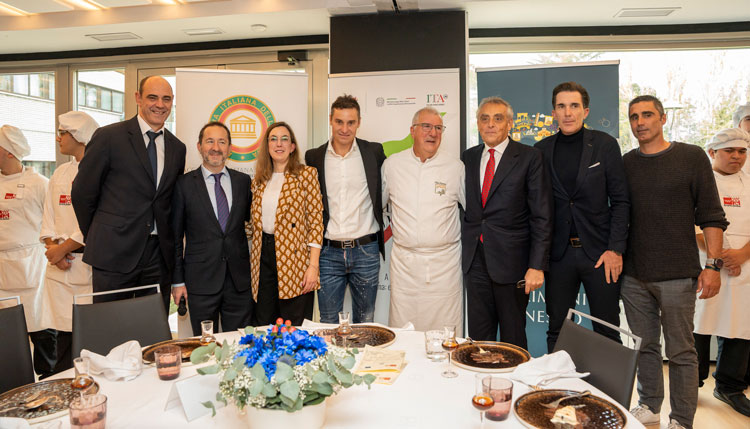 The Ambassador of Italy, Giuseppe Buccino Grimaldi, together with Michelin-starred chef Giuseppe Tinari and other personalities /Photos: Embassy of Italy.