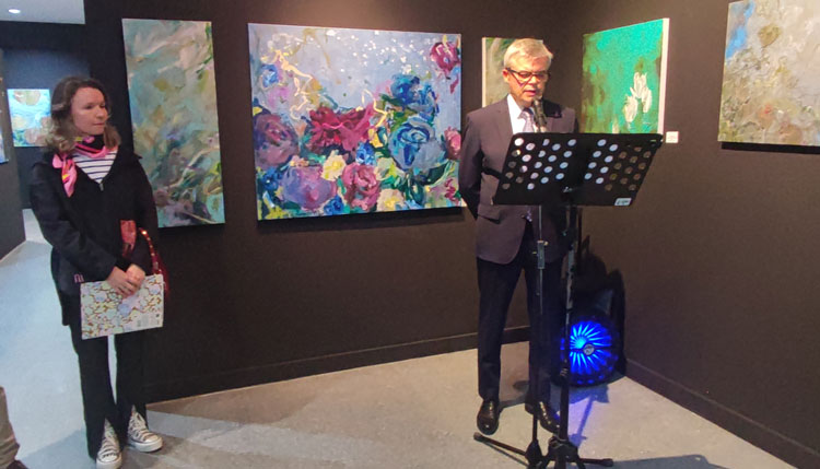 El embajador de Ucrania, Serhii Pohoreltsev, junto a la artista Irina Nosok, en la presentación de la exposición. /Fotos: JDL.