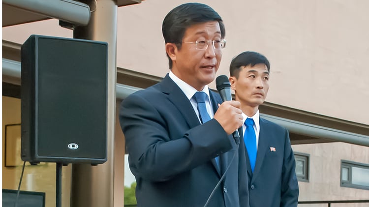 El embajador Kim Hyok-chol, durante una recepción en la Embajada de Corea del Norte, el 7 de septiembre de 2017, días antes de su expulsión. Detrás, el Primer Secretario Yun Sok So./ Foto: AR