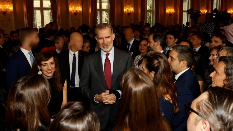 El Rey conversa con la colectividad española residente en Dinamarca. / Foto: Casa Real