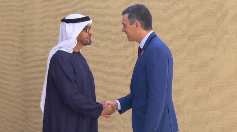 El sultán Al Jaber recibe a Pedro Sánchez a su llegada a la COP28. / Fuente: @sanchezcastejon
