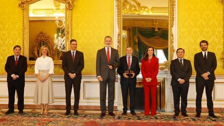 Los Reyes, García Montero, Sánchez y los ministros asistentes, junto al ganador del Premio Ñ 2023. / Foto: Casa Real