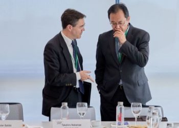 Javier Salido conversa con el embajador Takahiro Nakamae. / Foto FCEJ