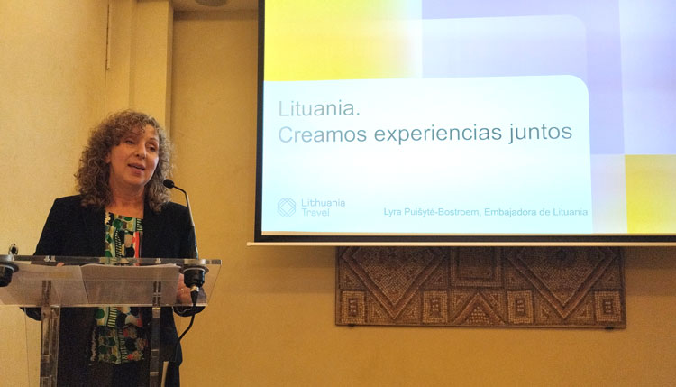 La embajadora lituana, Lyra Puišytė-Bostroem, expuso durante la presentación todas las oportunidades turísticas de su país. /Foto: JDL.