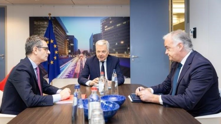 Reynders, Bolaños y González Pons en la primera reunión en Bruselas. / Foto: Comisión Europea