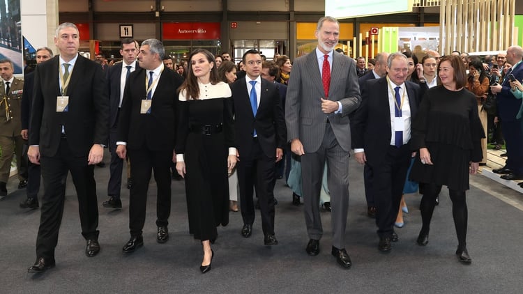 Los reyes y el presidente de Ecuador, acompañados por las autoridades presentes en la inauguración de Fitur./ Foto: Casa de SM el Rey