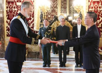 The Ambassador of the People's Republic of China presents his accreditation to the King./ Photos: Casa de SM el Rey