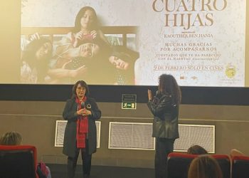 La embajadora Fatma Omrani, a la izquierda, presentó la película a los invitados./ Foto: AR