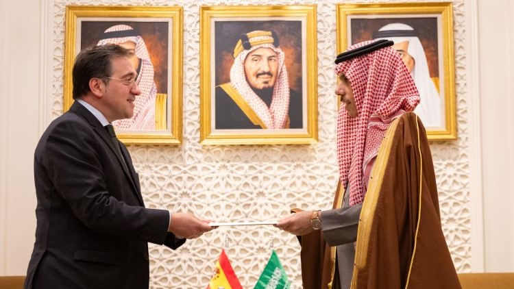 Albares entrega la carta del Rey a su homólogo saudí. / Foto: www.mofa.gov.sa
