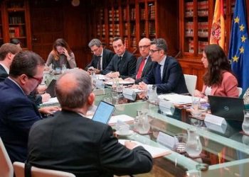 Bolaños con la delegación de la Comisión de Venecia. / Foto: Pool Moncloa / Raúl Salgado