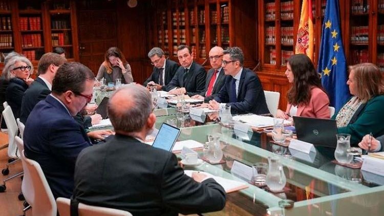 Bolaños con la delegación de la Comisión de Venecia. / Foto: Pool Moncloa / Raúl Salgado