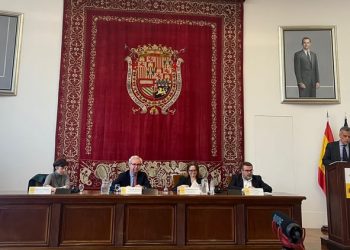 El embajador director de la Escuela Diplomática, Santiago Miralles, presentó el debate.