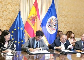 Antón Leis durante la firma de los acuerdos. / Foto: AECID