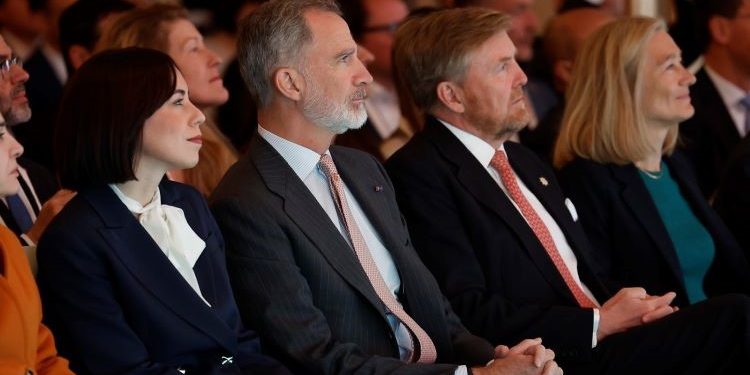 The Kings of Spain and the Netherlands and Ministers Morant and Adriaansens at the Business Forum. / Photo: Royal House