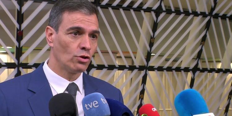 Pedro Sánchez addresses journalists upon his arrival at the Council. / Photo: EU
